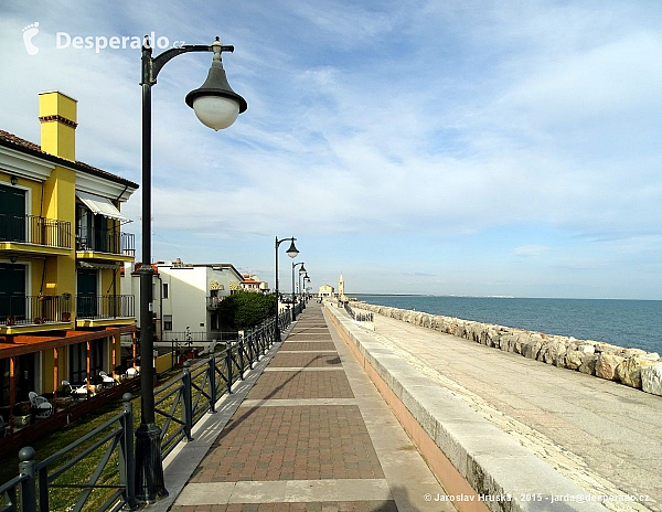 Pobřežní promenáda v Caorle (Itálie)