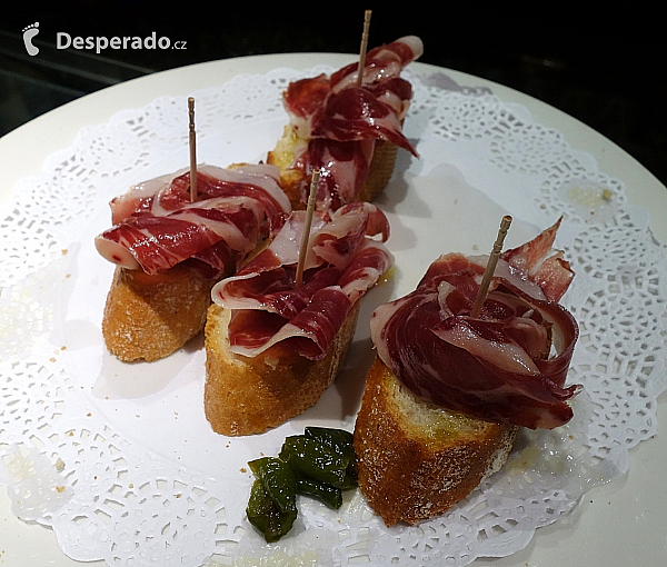 Tapas s jamónem v barcelonském baru (Španělsko)