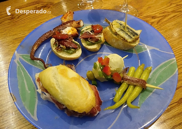 Pintxo neboli tapas v San Sebastian (Španělsko)