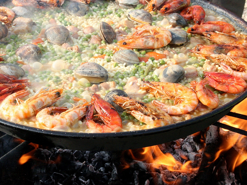 Tradiční jídlo paella (Španělsko)