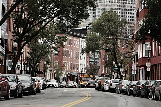 Typická ulice v centru Bostonu (Massachusetts - USA)