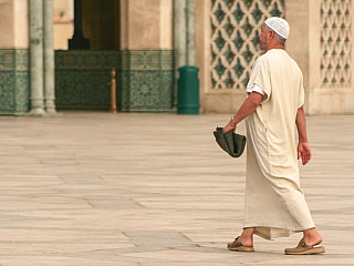 Muslim v mešitě v Casablance (Maroko)