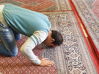 Modlící se muslim