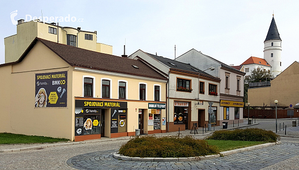 Mostní ulice v Přerově a věž Přerovského zámku (Česká republika)