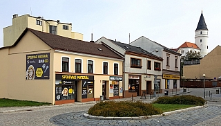 Mostní ulice v Přerově a věž Přerovského zámku (Česká republika)
