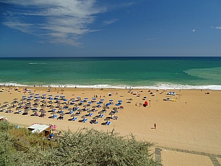 Písečná pláž v Albufeira (Portugalsko)