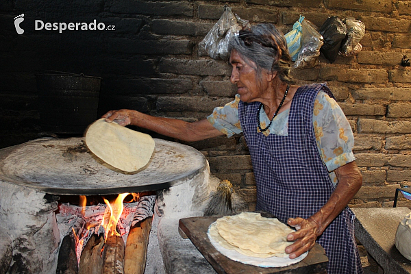 Žena připravující chlebové placky v Oaxaca de Juaréz (Mexiko)