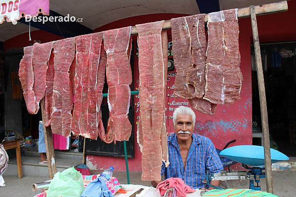 Muž sušící maso v Oaxaca de Juaréz (Mexiko)