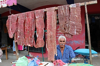Muž sušící maso v Oaxaca de Juaréz (Mexiko)