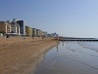 Lido di Jesolo u Benátek nabízí dlouhou písečnou pláž