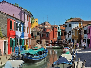 Ostrov Burano hraje všemi barvami