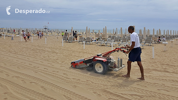 Úklid pláže v Lido di Jesolo (Itálie)