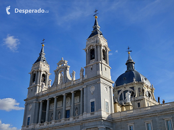 La Santa Iglesia Catedral de Santa María le Real de la Almudena v Madridu (Španělsko)