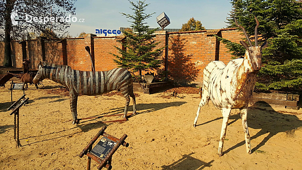 Zebra a pakůň v KovoZOO ve Starém Městě (Česká republika)