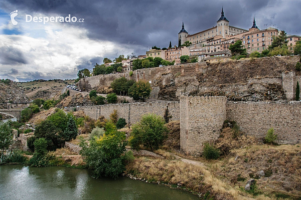 Městské hradby a hrad Alcázar v Toledo (Španělsko)