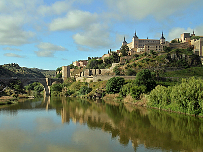 Hrad Alcázar a řeka Tajo v Toledo (Španělsko)