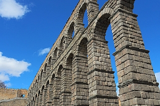 Kamenný akvadukt v Segovii (Španělsko)