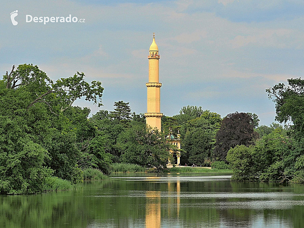 Minaret v Lednickém zámeckém parku (Česká republika)