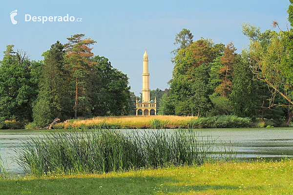 Minaret v Lednickém zámeckém parku (Česká republika)