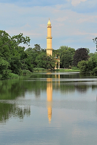 Minaret v Lednickém zámeckém parku (Česká republika)