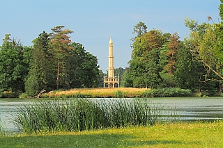 Minaret v Lednickém zámeckém parku (Česká republika)