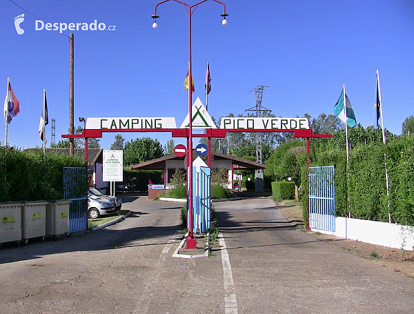 Vjezd do Camping Pico Verde u městečka Valencia de Don Juan (Španělsko)