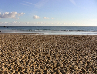 Písečná pláž v Camping Playa Joyel u městečka Noja (Španělsko)