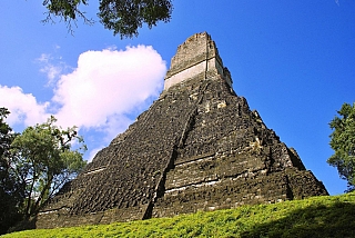 Pyramida v Tikalu (Guatemala)