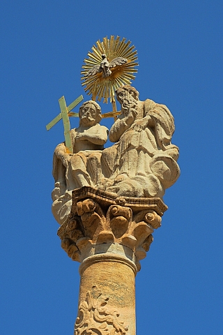 Mariensäule mit Heiliger Dreifaltigkeit ve Feldkirchen in Kärnten (Rakousko)