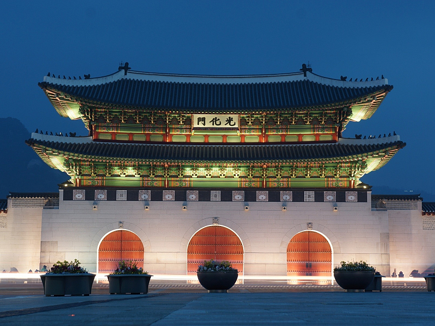 Vstup do královského paláce Gyeongbokgung v Soulu (Jižní Korea)