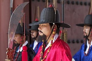 Stráž u královského paláce Gyeongbokgung v Soul (Jižní Korea)
