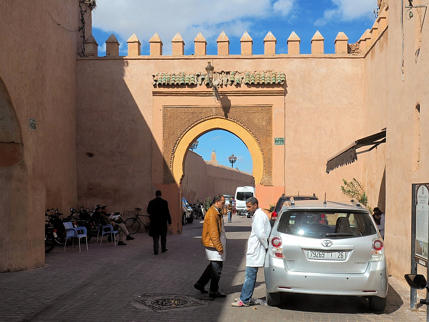 Brána Bab Agnaou v Marrákeši (Maroko)