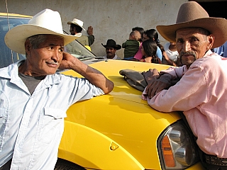 Muži s klobouky a náklaďákem (Honduras)