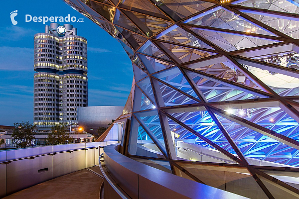 BMW Welt a centrála BMW v Mnichově (Německo)