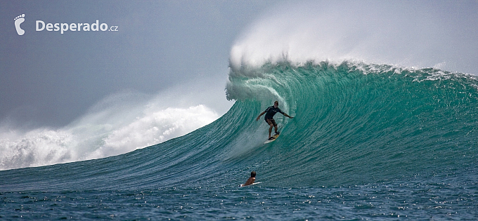 Surfař na Jávě (Indonésie)
