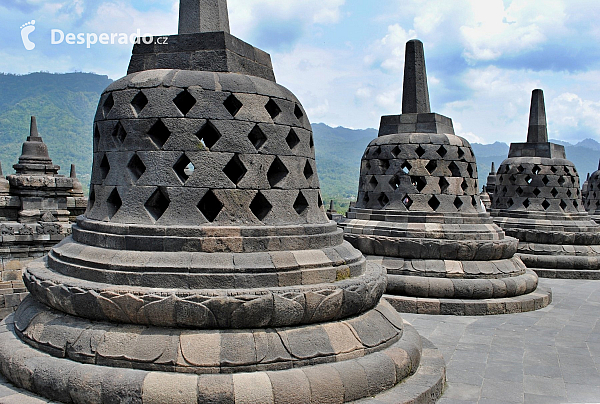 Budhistický chrám Borobudur (Indonésie)