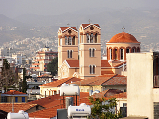 Z ochozu hradu v centru Lemesosu je pěkný výhled na město (Kypr)