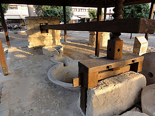 U středového hradu v centru Lemesosu je malá archeologická expozice (Kypr)