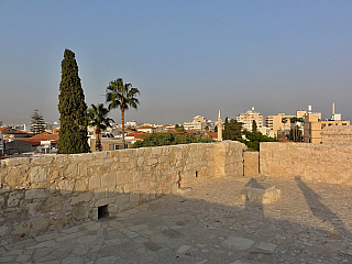 Z ochozu hradu v centru Lemesosu je pěkný výhled na město (Kypr)