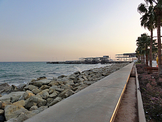 Promenáda po nábřeží v centru Lemesosu (Kypr)