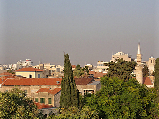 Z ochozu hradu v centru Lemesosu je pěkný výhled na město (Kypr)