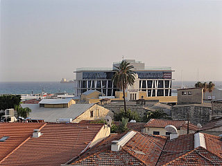 Z ochozu hradu v centru Lemesosu je pěkný výhled na město (Kypr)