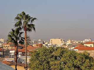 Z ochozu hradu v centru Lemesosu je pěkný výhled na město (Kypr)