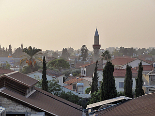 Z ochozu hradu v centru Lemesosu je pěkný výhled na město (Kypr)