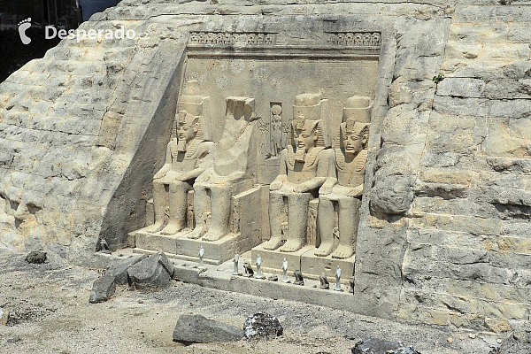 Egyptský Abu Simbel v parku Minimundus v Klagenfurtu (Rakousko)