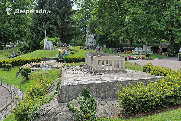 Akropole v parku Minimundus v Klagenfurtu (Rakousko)