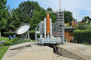 Start raketoplánu NASA v parku Minimundus v Klagenfurtu (Rakousko)