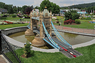 Londýnský Tower Bridge v parku Minimundus v Klagenfurtu (Rakousko)