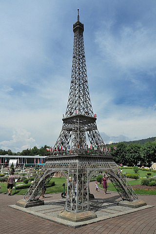 Eiffelova věž v parku Minimundus v Klagenfurtu (Rakousko)