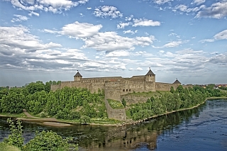 Pevnost Ivangorod na druhé straně hraniční řeky Narva (Rusko)